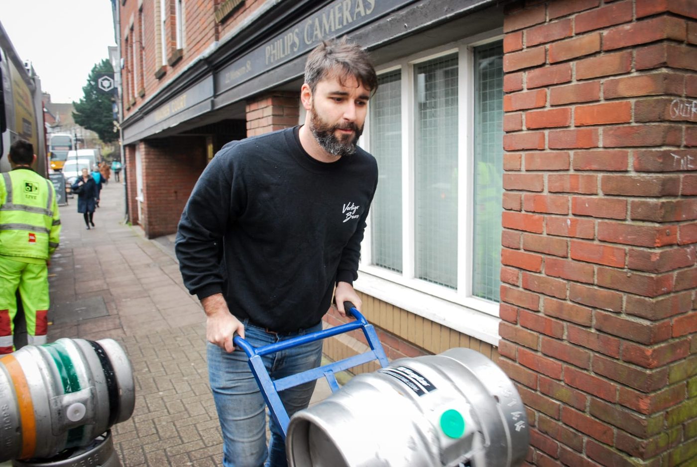 Delivering casks on a London street